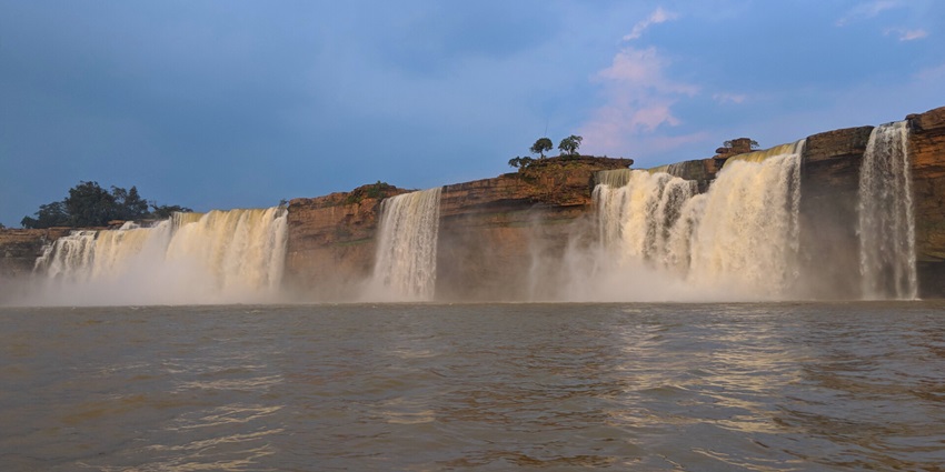 A picture of a majestic waterfall in Chitrakoot with a rapid stream of water flowing down