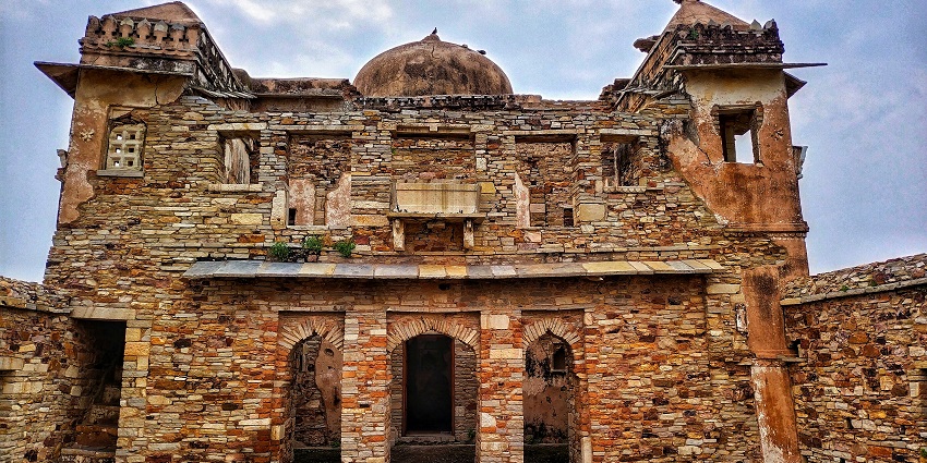 Witnessing the Timangarh Fort, Rajasthan intricate architectural work is a must-do here.