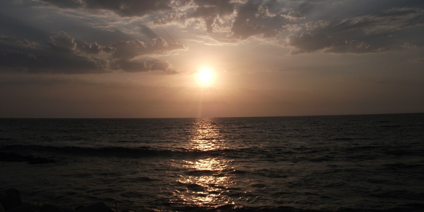 Worli Sea Face, is one of the best places to visit in Mumbai at night with stunning sea views.