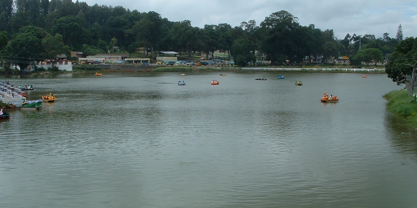 Enchating view of the Yercaud lake, surrounded by lush greenery