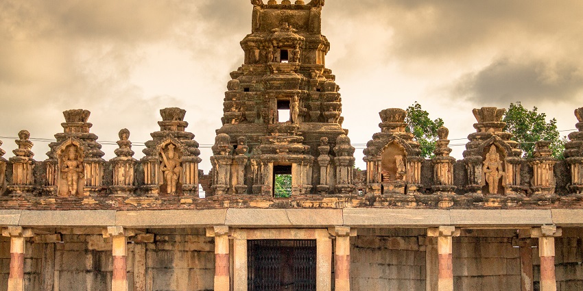 Yoga Nandeeshwara Temple is located on the top of a hill, offering spectacular views.