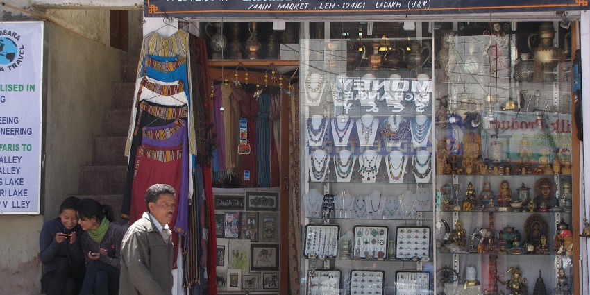 Zanskar Arts is one of the top shopping centres in Leh where you can pick up rugs, carpets and more