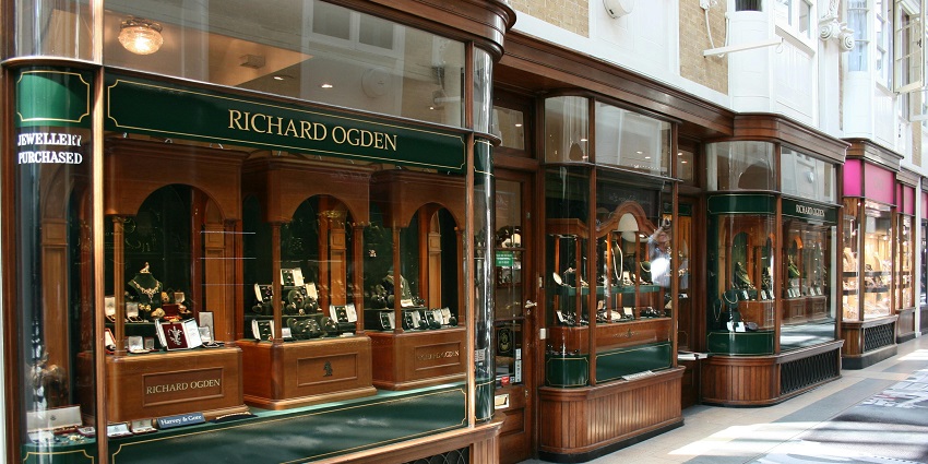 A glimpse of a jewellery store at the acclaimed Zaveri Bazaar in Maharashtra.