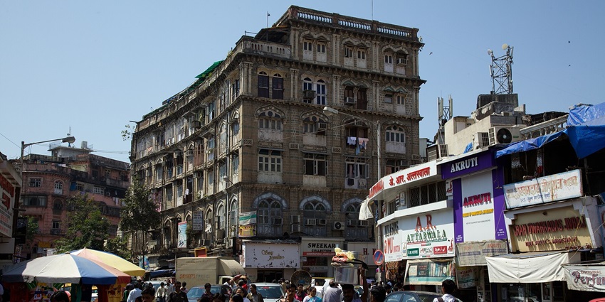 A shopping market complex in Zaveri, a great site for bridal shopping in Mumbai