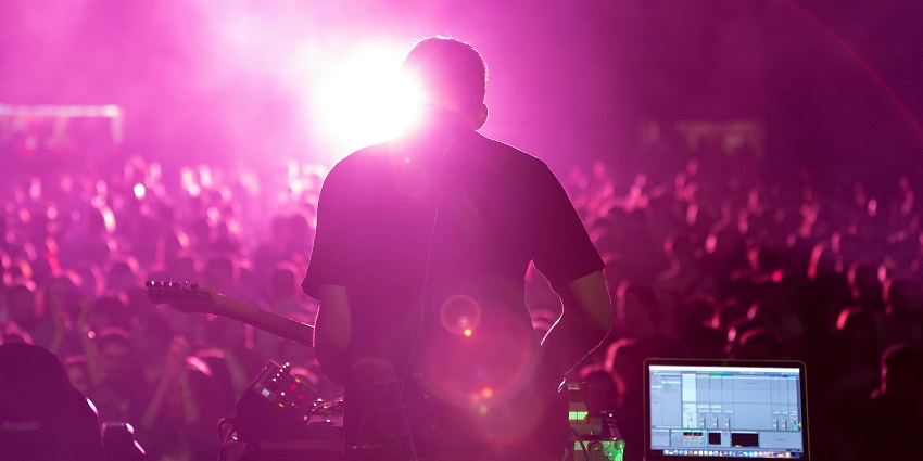 Party places in Sri Lanka feature Zaza Bar offering signature cocktails and a vibrant nightlife atmosphere.