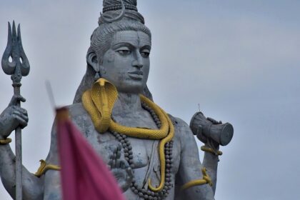 Babulnath temples is one of the oldest shiva shrines in mumbai and holds immense importance