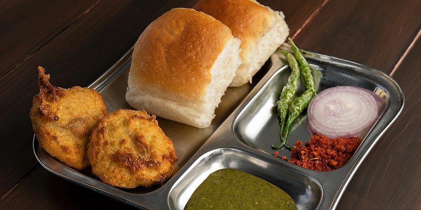 Local eateries near Gojra Fort serve authentic South Indian meals with freshness