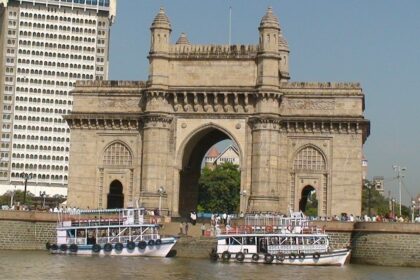 A view of the mighty Gateway of India with the Taj Hotel in Mumbai Central near places to visit in mumbai central