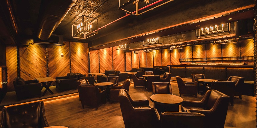 A representative image of a cafe where you can escape from the chaos of the city.