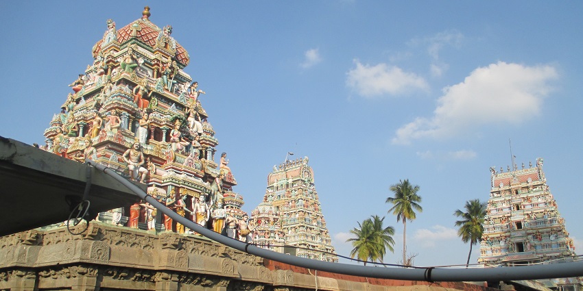 Side view of the Avinashi Lingeshwarar Temple featuring the sculptures on the walls