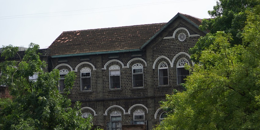 Image of the building of the Chapekar museum surrounded by lush trees