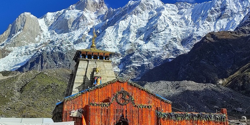 Iconic Kedarnath temple in Uttarakhand, set amidst breathtaking Himalayan peaks.