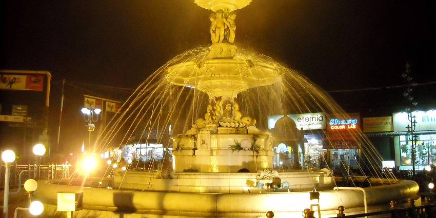Adam’s Fountain is beautifully illuminated at night, perfect for clicking pictures.
