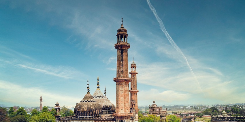 A picture of an impressive structure with rich Mughal architecture and historical relevance