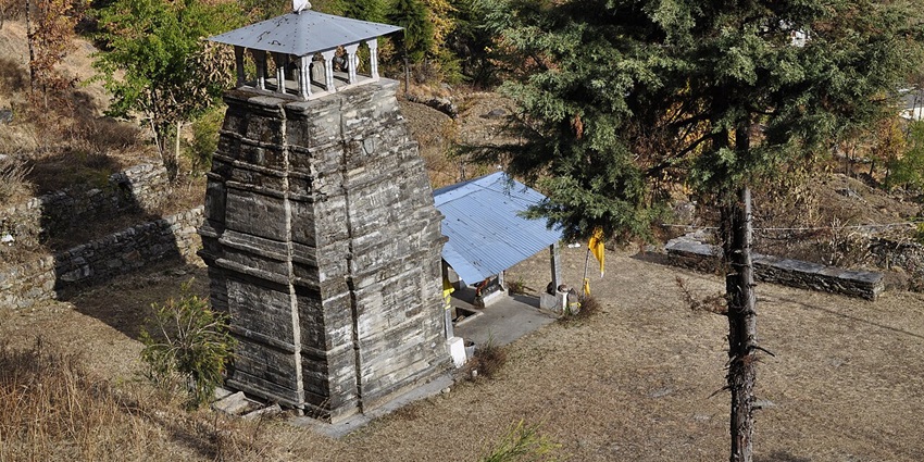 Image of a temple in Guptkashi, one of the offbeat places in Rudraprayag.