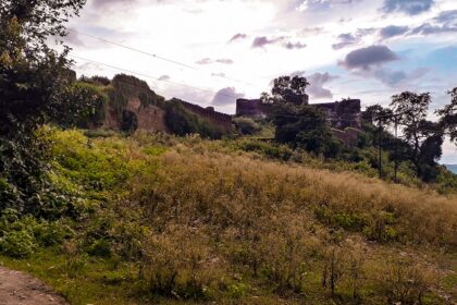 Agori Fort is located on the top of the hill for every traveller to explore.