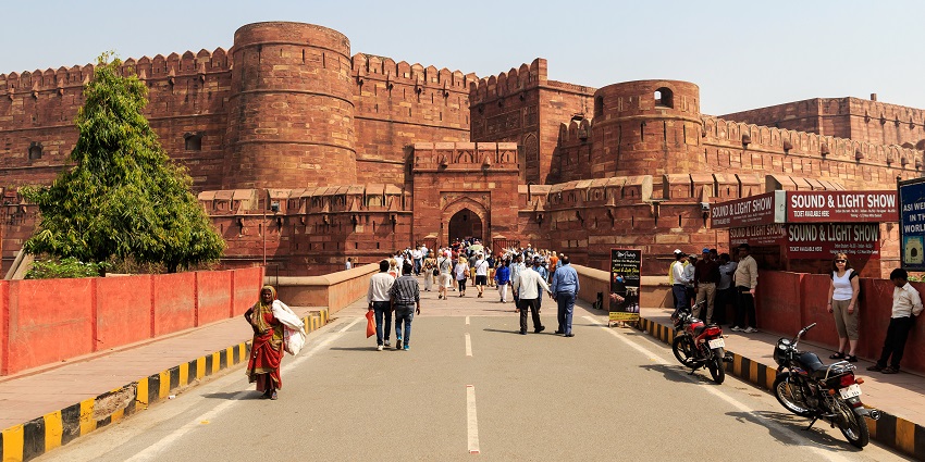 An image of a beautiful view of fortified walls of Agra Fort near Fatehpur Sikri Fort.