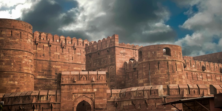 A red sandstone wall and arches at Agra Fort, a tourist attraction near the Taj Museum.