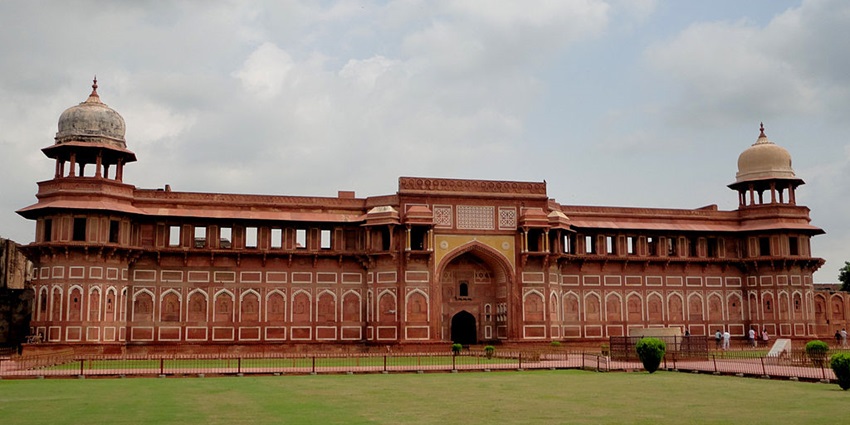 Picture of Jahangiri Mahal in the Agra Fort surrounded by lush gardens