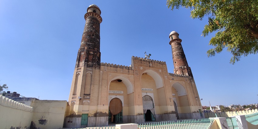 Akbari Masjid is a popular place featuring traditional Mughal architecture and details.