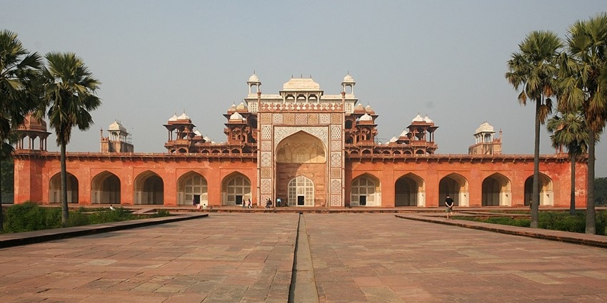Akbar Tomb, a beautiful monument near Taj Mahal Fort with Mughal history
