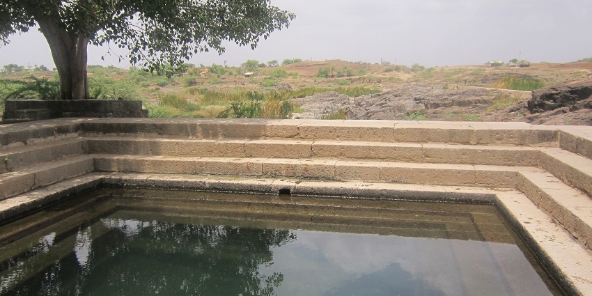 A picture of a kund, also called a hot water spring, near a temple in Maharashtra