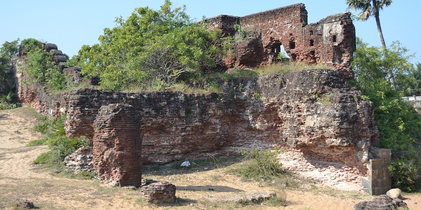 A picture of Alamparai Fort, reflecting the mysterious atmosphere of the Mughal Empire.