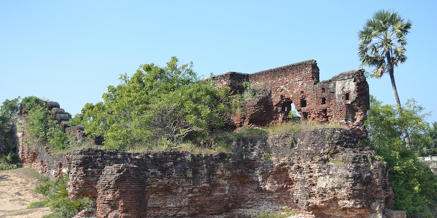 Alamparai Fort is one of the best places to visit near thennangur panduranga temple.