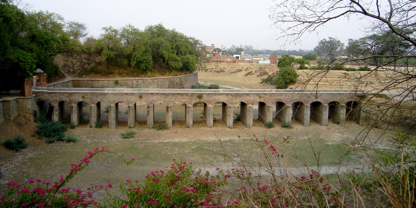 A picture of ancient Aligarh Fort, one of the best historic places to visit.