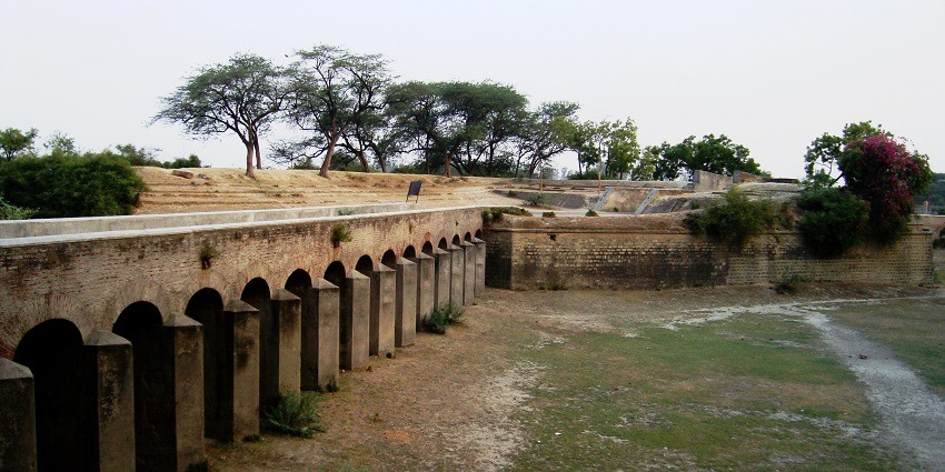 Majestic view of the walls of Aligarh Fort.