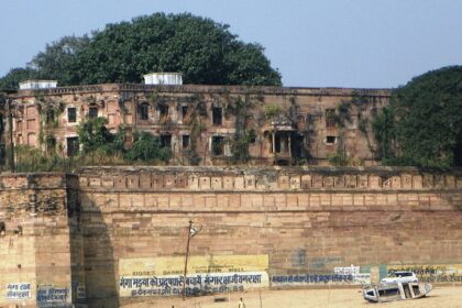 Explore the grandeur of Allahabad Fort, a timeless Mughal marvel.