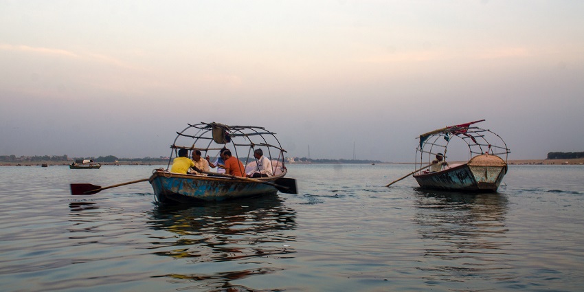 Image of people riding the boats at Prayagraj Sangam - a best place near Bhawarnath Temple