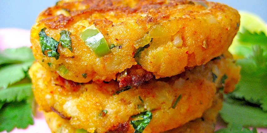 Aloo Tikki, made up of aloo and vibrant spices is one of the best street food in Agra.
