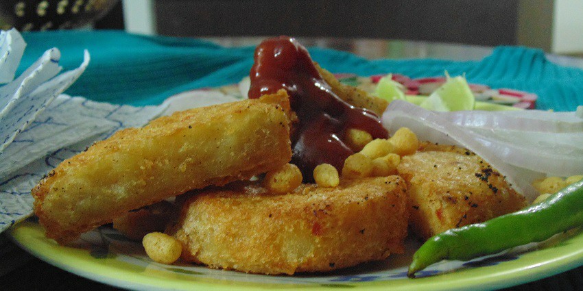 Aloo tikki is a top-tier choice and the best Street Food in Ghaziabad.