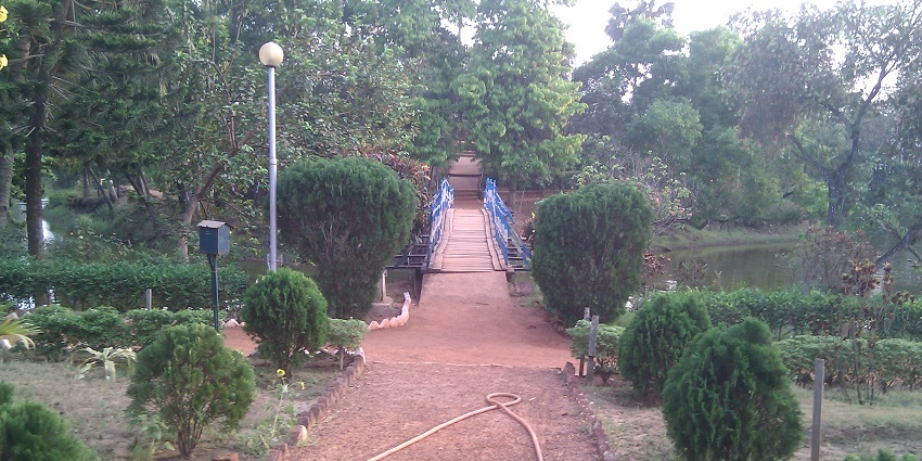 A picture of the walkway of a park in Digha with greenery on both sides