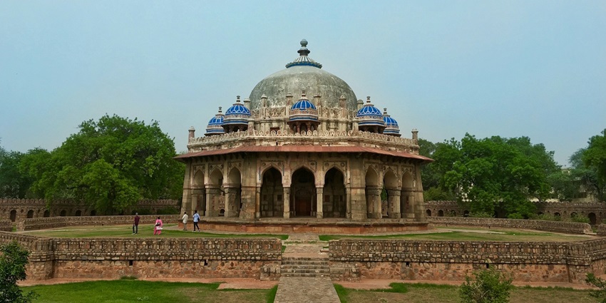 Ameen Peer Dargah is a renowned Sufi shrine that is an epitome of solace and divinity