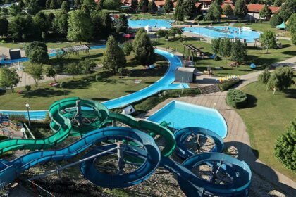 An image of a pool at Amrapali Water Park, Lucknow located in the state of Uttar Pradesh.