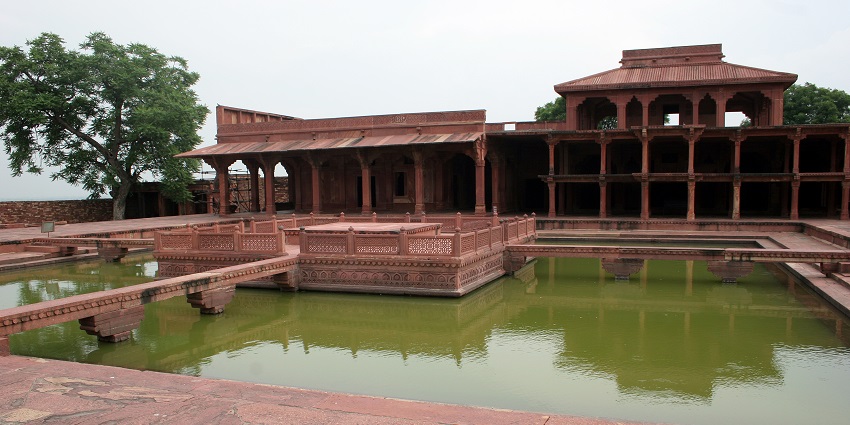 A picture of Anup Talao, a beautiful water tank in Fatehpur Sikri surrounded by stone platforms