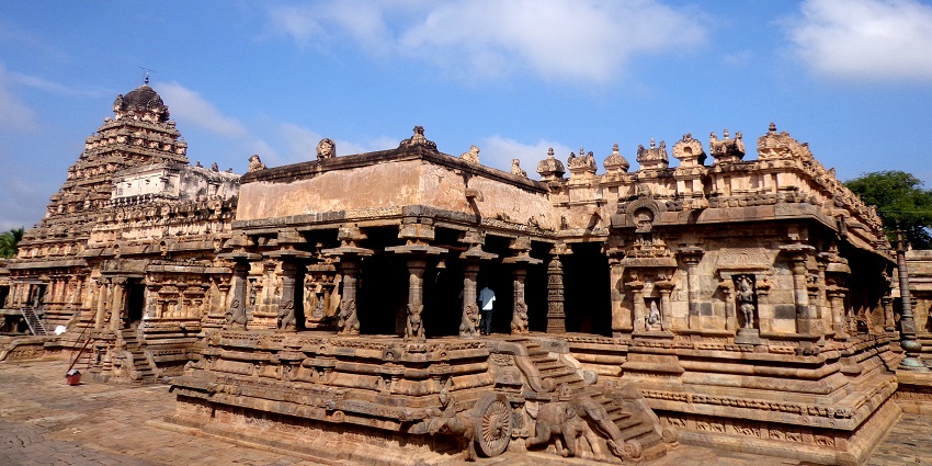 A view of Arapaleeswarar Temple, a popular tourist attraction near Agaya Gangai Waterfall.