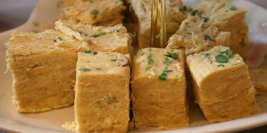 Sweet rice flour dumplings, deep-fried and sugar-coated.