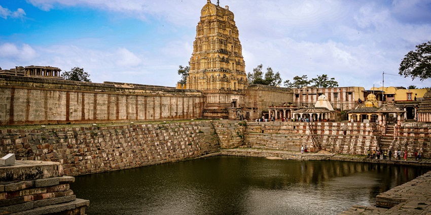 A view of the renowned Arulmigu Dhandayuthapani Swamy Temple surrounded by waters.