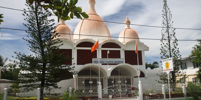 Devotees offer a visit to the Arya Samaj Mandir.