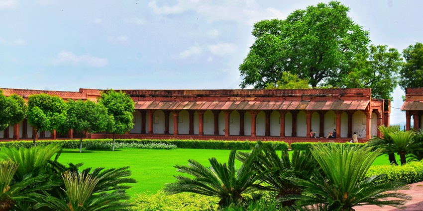 Witnessing the vibrant cultural performances at Chowdiah Memorial Hall is one of the things to do in Maleeswaram.