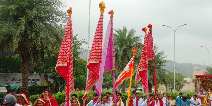 A picture of a religious rally with hundreds of people holding flags in their hands