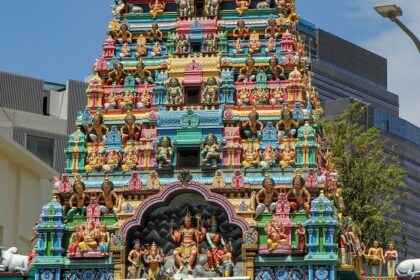 Front view of Avinashi Lingeshwarar Temple showing temple complex and a few people outside