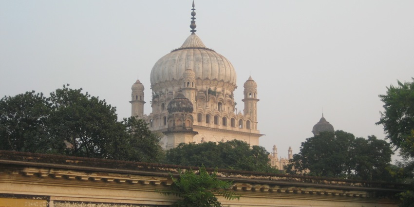 A picture of Bahu Begum Ka Maqbara, one of the best places to visit in Ayodhya.