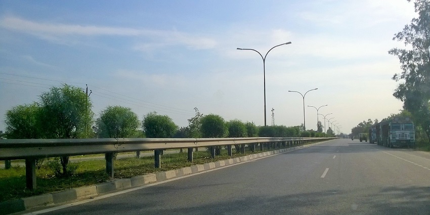 A picture of a National Highway in Uttar Pradesh, leading to the Bakhira wildlife sanctuary