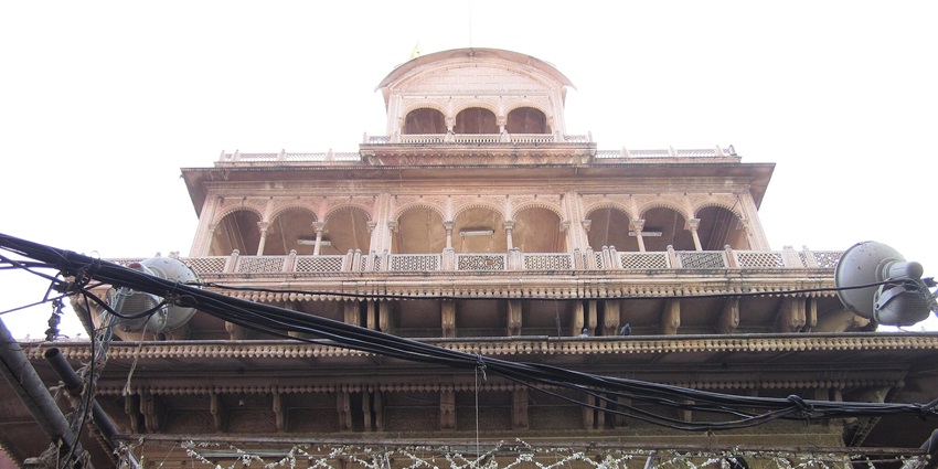 Vrindavan Temple: a view of the Banke Bihari Temple in Vrindavan.