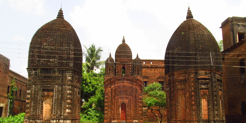 Visit Bardhaman’s royal palaces and lakes, an ancient place to visit near West Bengal.