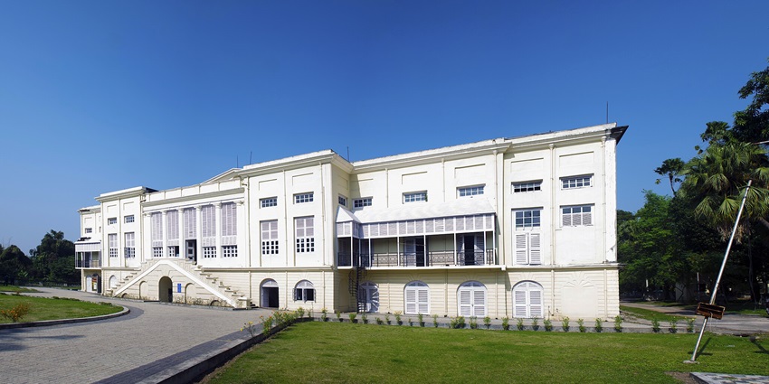 Image of Barrackpore government houses symbols of the British Raj in Kolkata